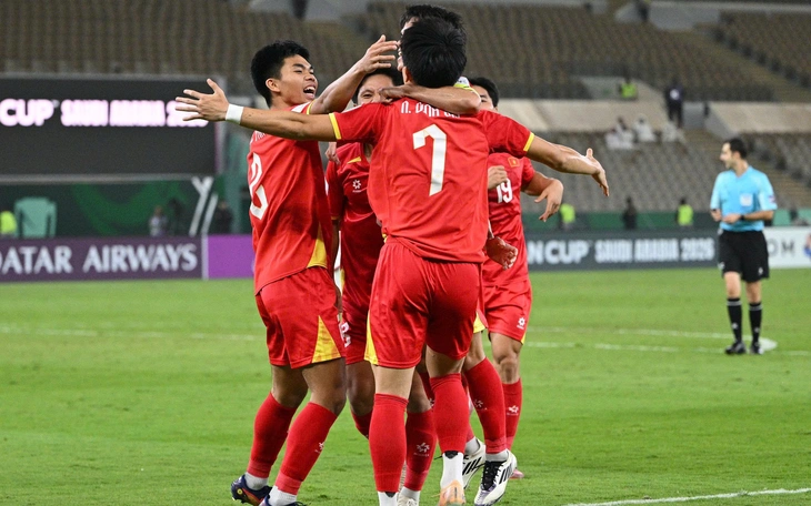 Báo chí thế giới sốt với khoảnh khắc 'ăn mừng... hụt' của thủ môn U23 Jordan - Ảnh 2.