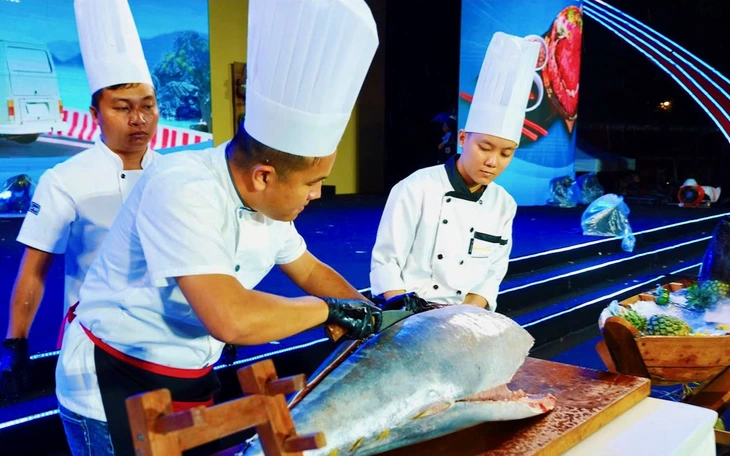 Tàu câu cá ngừ nhộn nhịp trở về cảng những ngày cận Tết - Ảnh 10.