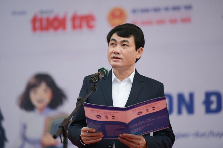 Tư vấn tuyển sinh 2026 tại Nghệ An: Gần 100 gian tư vấn, học sinh đội mưa đi nghe - Ảnh 5.