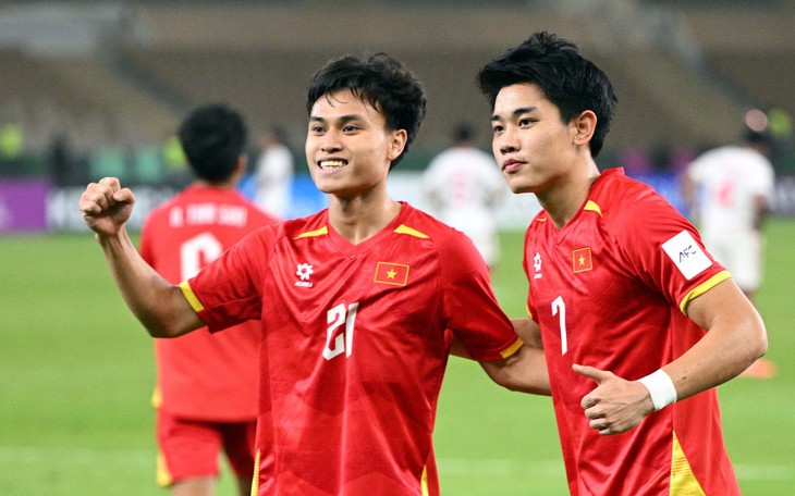 Dừng cởi áo kịp thời, người hùng của U23 Việt Nam không vắng mặt ở bán kết  - Ảnh 3.