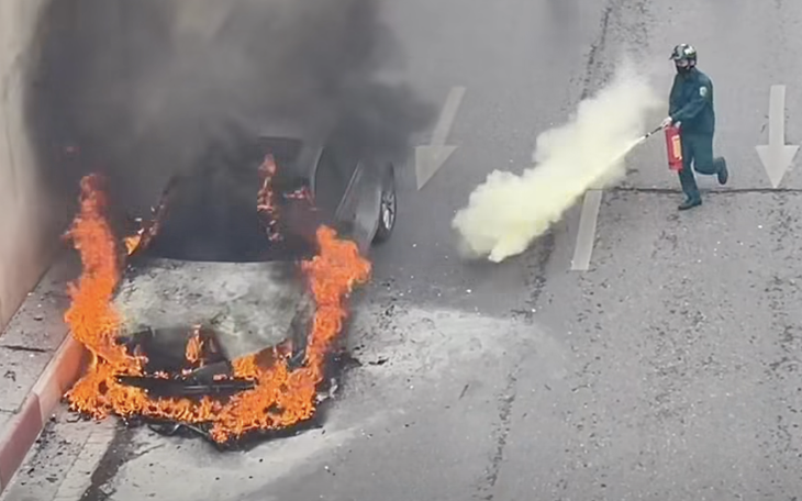 Cháy nhà 5 tầng kinh doanh cà phê ca nhạc, 15 người được cứu thoát  - Ảnh 3.