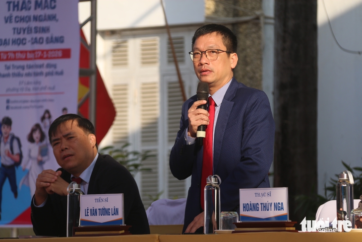 Tư vấn tuyển sinh hướng nghiệp ở Huế: Muốn không thất nghiệp, cần giỏi tiếng mẹ đẻ - Ảnh 4.