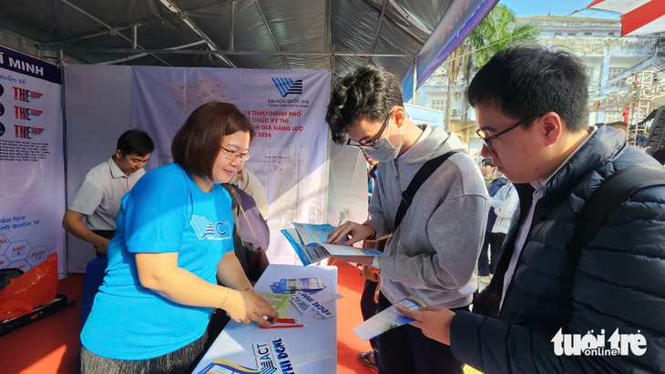 Tư vấn tuyển sinh hướng nghiệp ở Huế: Muốn không thất nghiệp, cần giỏi tiếng mẹ đẻ - Ảnh 7.