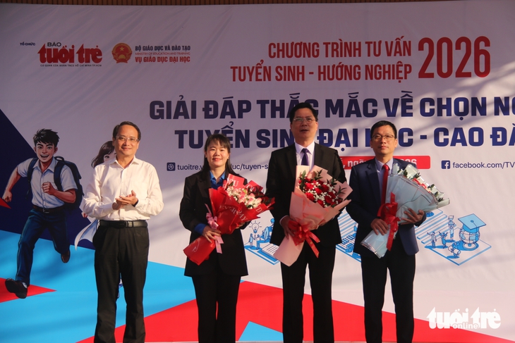 Tư vấn tuyển sinh hướng nghiệp ở Huế: Muốn không thất nghiệp, cần giỏi tiếng mẹ đẻ - Ảnh 8.