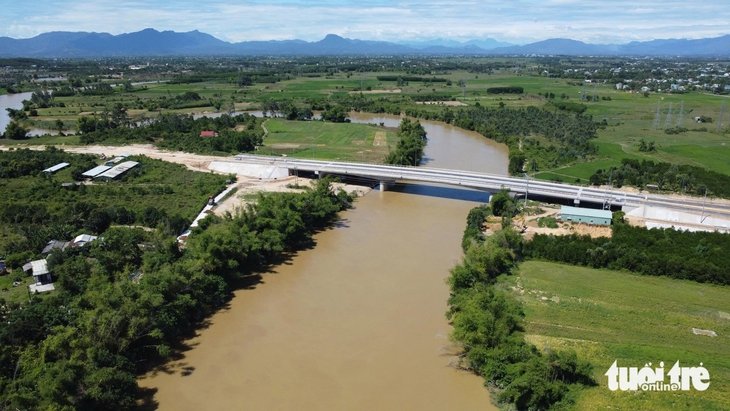 Cầu Quảng Đà làm xong gần 1 năm vẫn chờ... 4,5km đường dẫn - Ảnh 2.