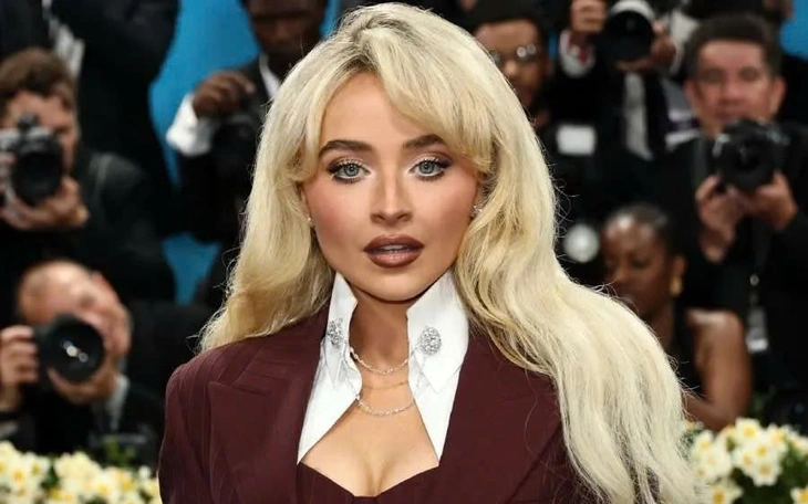 Sabrina Carpenter 'đại náo' dinh thự, trộm giải Grammy trong MV mới cùng dàn sao Hollywood - Ảnh 4.