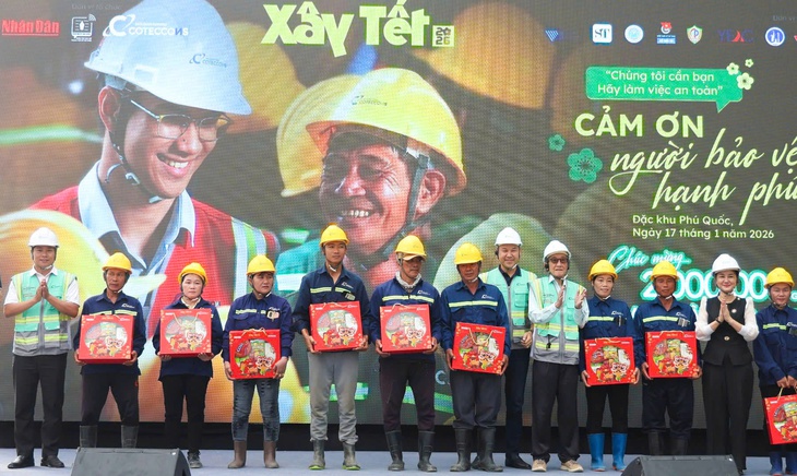 Trao quà Tết cho 2.000 công nhân làm dự án đón APEC 2027 ở Phú Quốc - Ảnh 4.