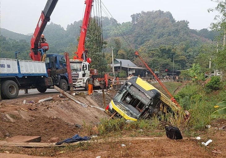 Xe khách chở 18 người bị lật làm 3 người chết: Nghi xe bị kẹt phanh - Ảnh 1.