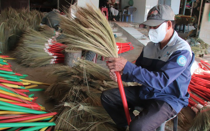 Thủ phủ chế tác trầm hương ở Hà Tĩnh sôi động ngày cận Tết Nguyên đán - Ảnh 5.