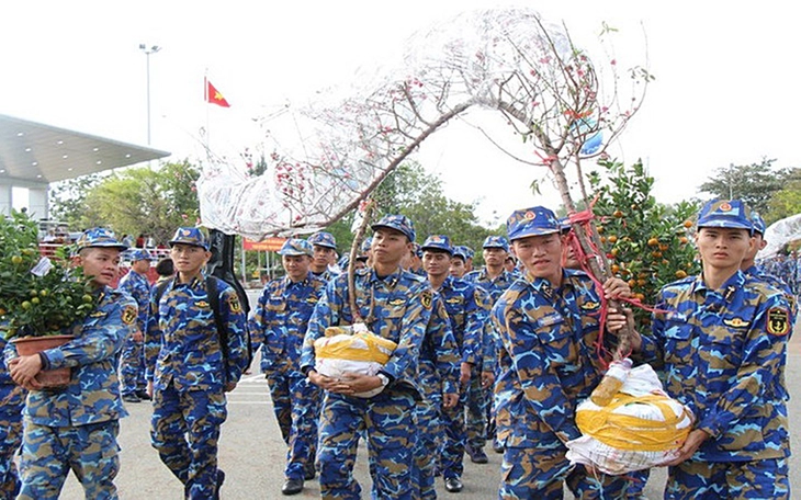 Trực thăng của Binh đoàn 18 xuyên đêm cấp cứu bệnh nhân tiên lượng nặng từ Trường Sa - Ảnh 4.