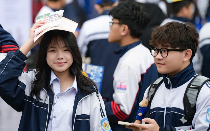 Hàng ngàn học sinh xứ Thanh dậy sớm đi nghe 'gỡ rối' chọn ngành, chọn trường - Ảnh 2.