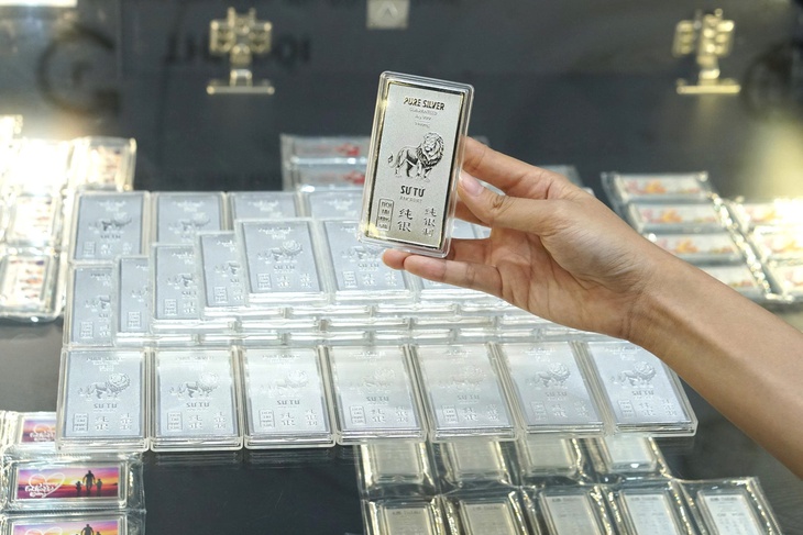Giá vàng thế giới giảm, trong nước giảm chậm - Ảnh 2.