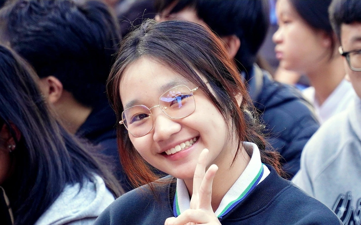 Học sinh Phú Thọ dự tư vấn tuyển sinh, nghe thủ khoa 'gây bão mạng' Hiền Mai chia sẻ bí quyết thi - Ảnh 3.