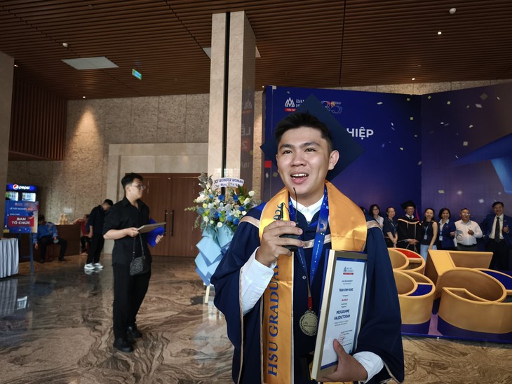 Xé bỏ 'bản vẽ hỏng' và hành trình dám đi tiếp của một thủ khoa - Ảnh 2.