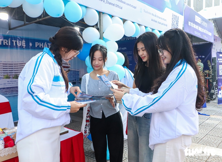 Học sinh Đà Nẵng thích thú trải nghiệm các gian hàng tại chương trình tư vấn tuyển sinh - Ảnh 1.