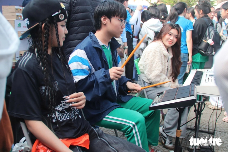 Học sinh Đà Nẵng thích thú trải nghiệm các gian hàng tại chương trình tư vấn tuyển sinh - Ảnh 8.