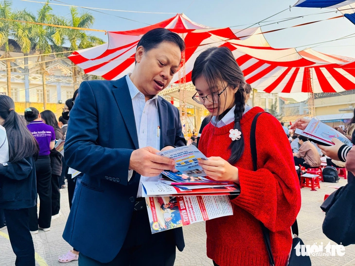 Học sinh Đà Nẵng thích thú trải nghiệm các gian hàng tại chương trình tư vấn tuyển sinh - Ảnh 6.