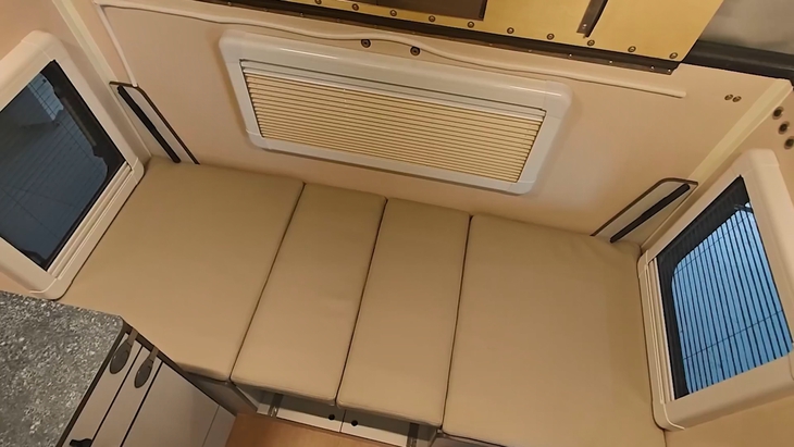 Toyota Hilux - Ảnh 4.