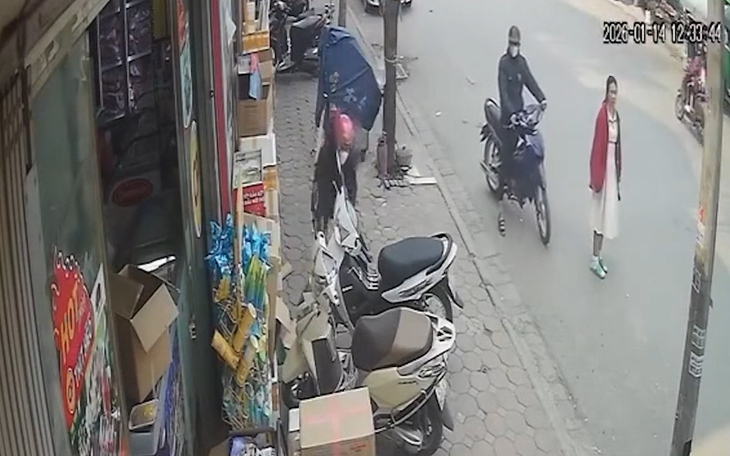 Bắt 2 người chuyên trộm xe máy, dùng hơi cay chống trả khi bị vây bắt  - Ảnh 3.