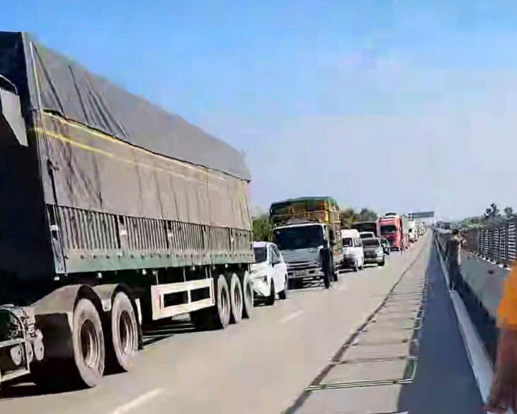 Cháy xe tải trên cao tốc Cam Lâm - Vĩnh Hảo, khói lửa bốc cao tại km117 - Ảnh 2.