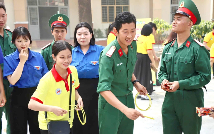 Xuân chiến sĩ thắt chặt tình quân dân - Ảnh 2.