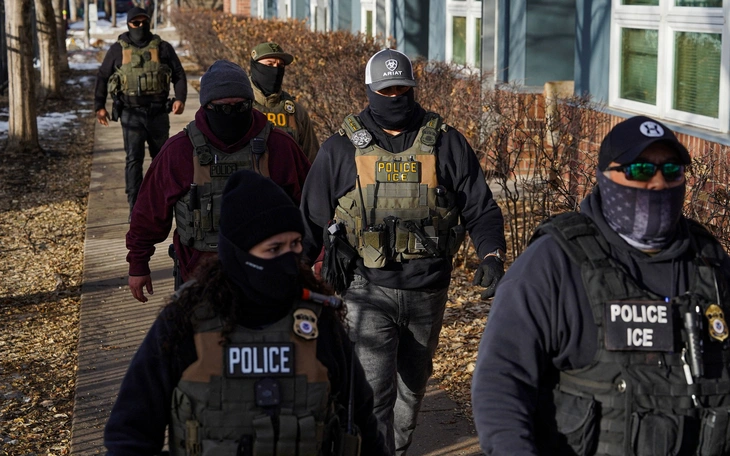 Thực hư clip bé trai bị gió cuốn lên trời trong lễ hội thả diều ở Ấn Độ - Ảnh 3.