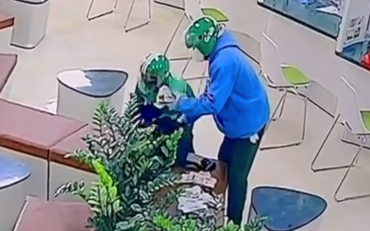 Phát hiện xe máy nghi của 2 thanh niên cướp ngân hàng được chôn dưới hố - Ảnh 3.