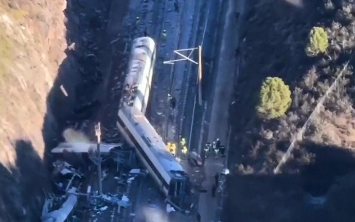 Tiết lộ nguyên nhân ban đầu thảm kịch va chạm tàu cao tốc ở Tây Ban Nha - Ảnh 3.