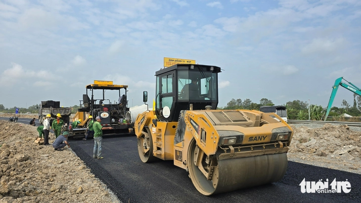 Đổ bê tông nhựa điểm đầu cao tốc ở An Giang để chào mừng Đại hội XIV của Đảng - Ảnh 4.