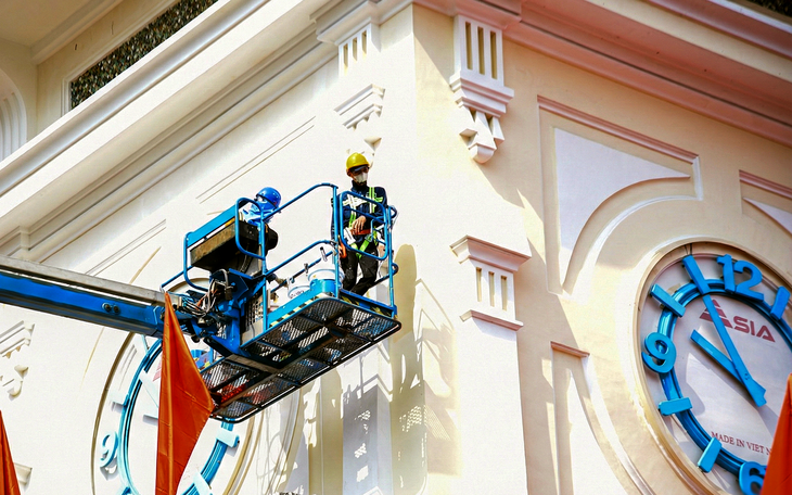 Người dân, du khách thích thú check-in, ngắm nhìn ‘áo mới’ chợ Bến Thành - Ảnh 11.