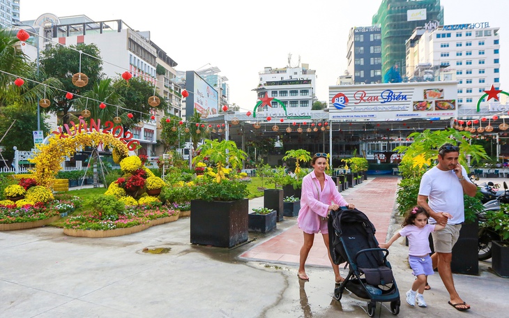 Rộn ràng chụp ảnh Tết sớm - Ảnh 4.