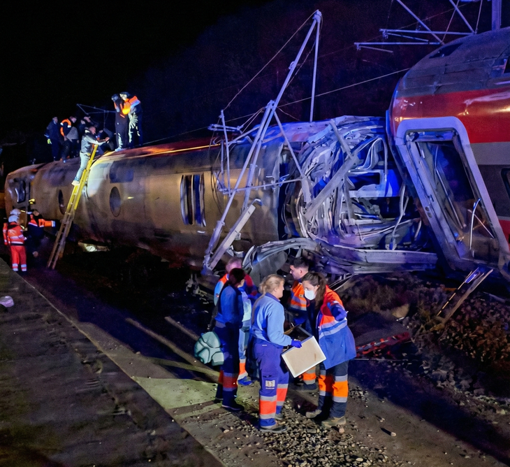 Tây Ban Nha: Hai tàu cao tốc chở 400 khách đâm nhau, ít nhất 21 người chết - Ảnh 7.