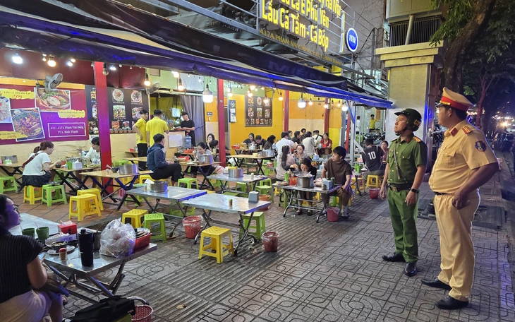 Công an TP.HCM quyết lập lại trật tự lòng lề đường - Ảnh 7.