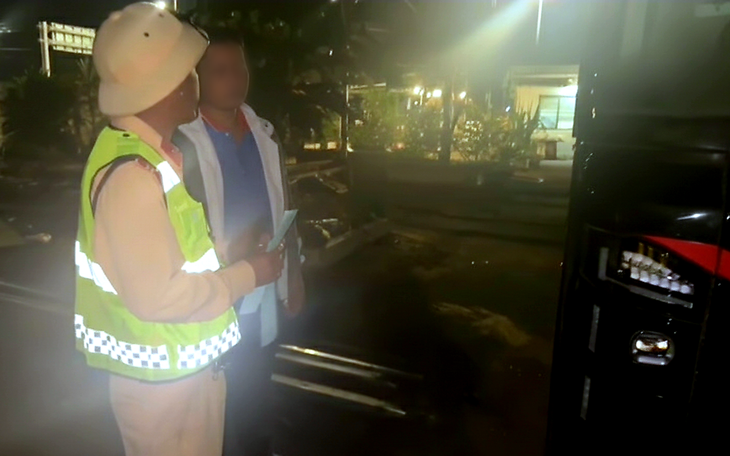 Xe khách giường nằm chạy trên cao tốc Phan Thiết - Vĩnh Hảo vi phạm 4 lỗi bị phạt hơn 60 triệu đồng - Ảnh 2.