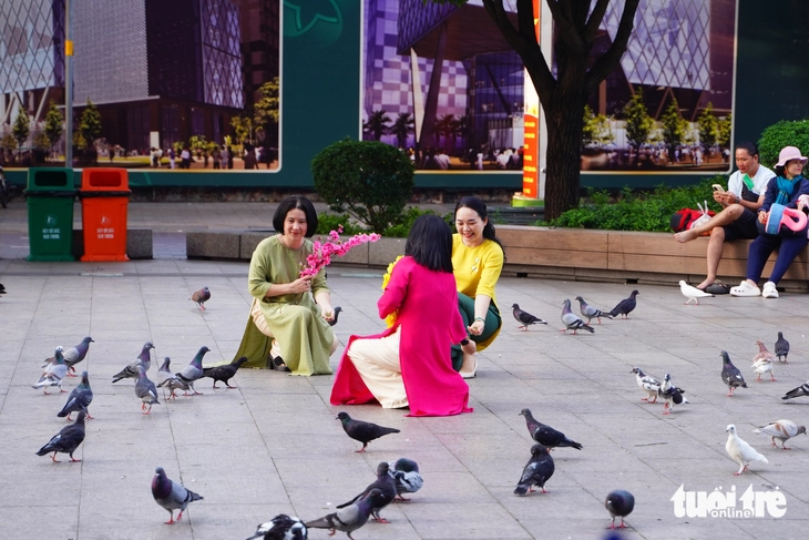 TP.HCM mát mẻ như Đà Lạt, người dân rủ nhau dạo phố, cà phê bệt - Ảnh 5.