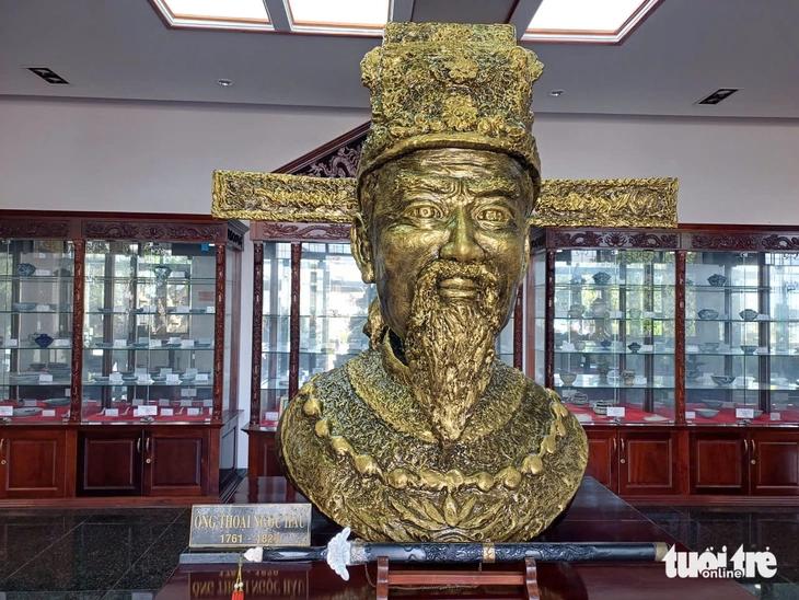 Đưa logo và chữ ký doanh nghiệp vào tượng Thoại Ngọc Hầu chẳng khác nào 'thương mại hóa tín ngưỡng' - Ảnh 3.