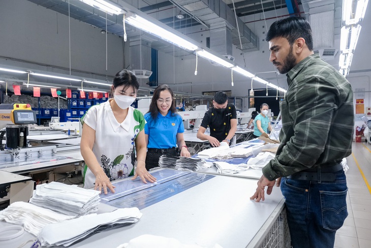 Đơn hàng tăng vọt, lương thưởng leo thang: Doanh nghiệp vẫn 'đỏ mắt' tìm lao động phổ thông - Ảnh 1. lương thưởng - Ảnh 1.