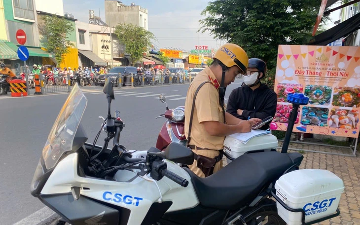 Thấy xe máy đỗ sai, CSGT không phạt mà chỉ lặng lẽ di chuyển vào đúng chỗ  - Ảnh 3.