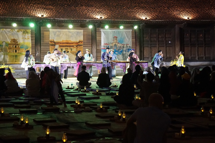 Trải chiếu ngồi nghe nhạc giữa sân Văn Miếu Quốc Tử Giám - Ảnh 1. Trải chiếu ngồi nghe nhạc giữa sân Văn Miếu Quốc Tử Giám - Ảnh 1.