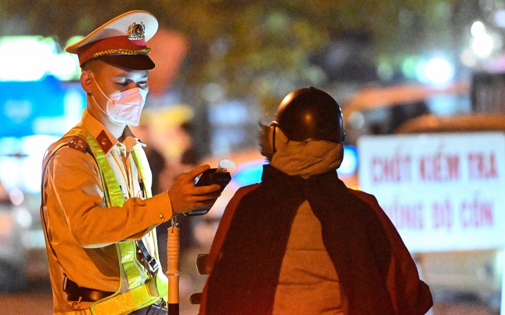 Không chấp hành đo nồng độ cồn, còn bỏ chạy, giơ chân thách thức cảnh sát giao thông - Ảnh 5.