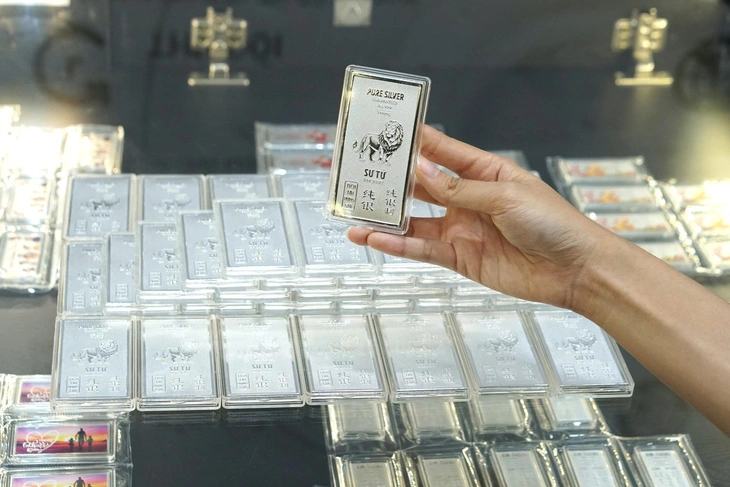 Giá vàng bạc tăng mạnh ngay ngày giao dịch đầu năm mới - Ảnh 2.