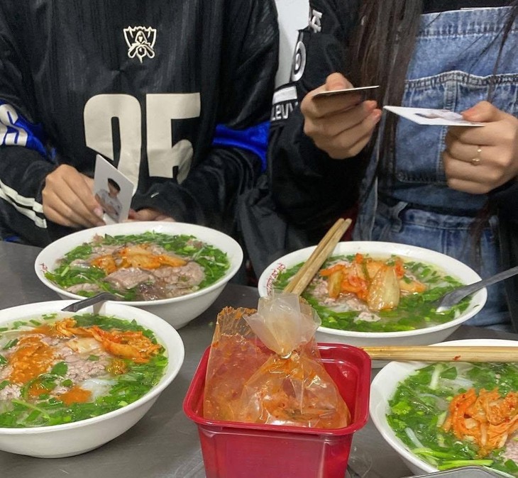 HLV Kim Sang Sik ăn phở với... kim chi - Ảnh 2.