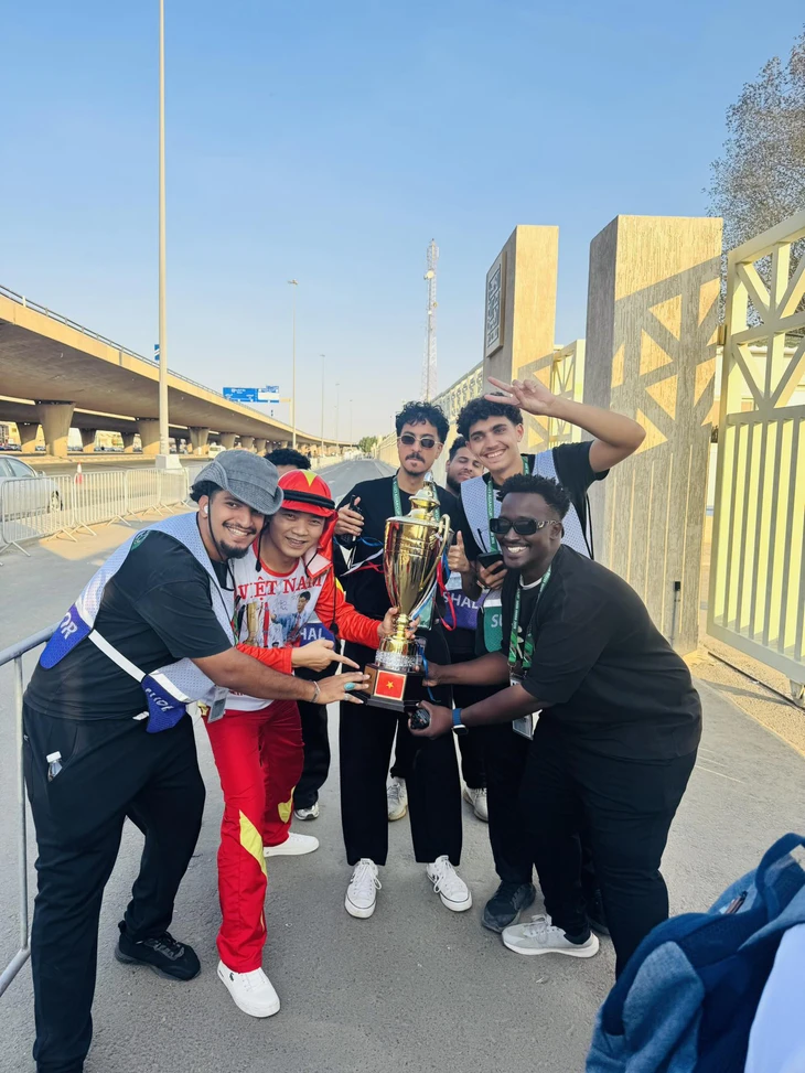 Cổ động viên Việt Nam áp đảo cổ động viên Trung Quốc trên sân - Ảnh 2.