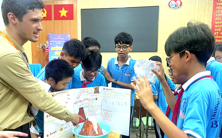 Giáo dục TP.HCM thời kỳ đổi mới - Kỳ 2: Giải bài toán thu nhập giáo viên - Ảnh 2.