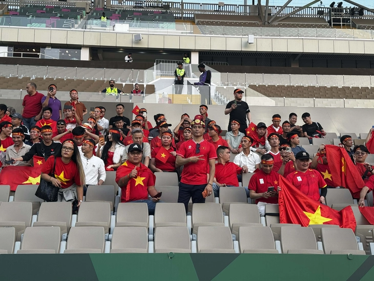 Cổ động viên Việt Nam áp đảo cổ động viên Trung Quốc trên sân - Ảnh 9.