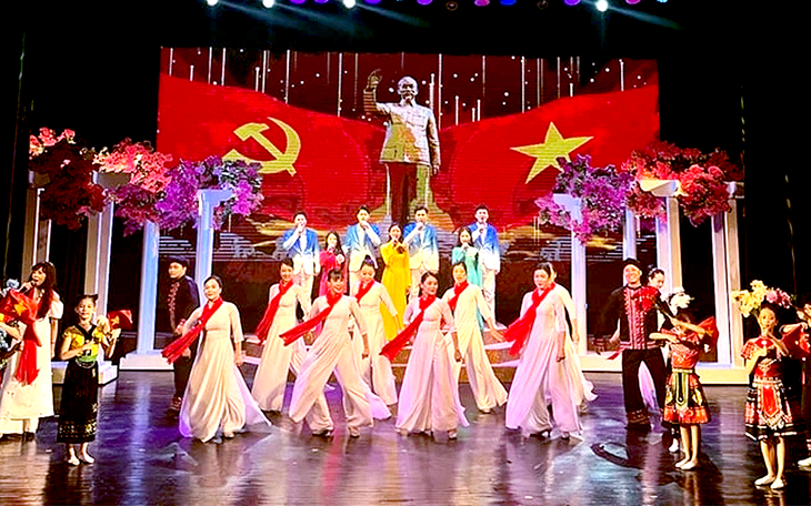 Tạ Minh Tâm, Đông Nhi hát mừng thành công Đại hội XIV của Đảng - Ảnh 3.