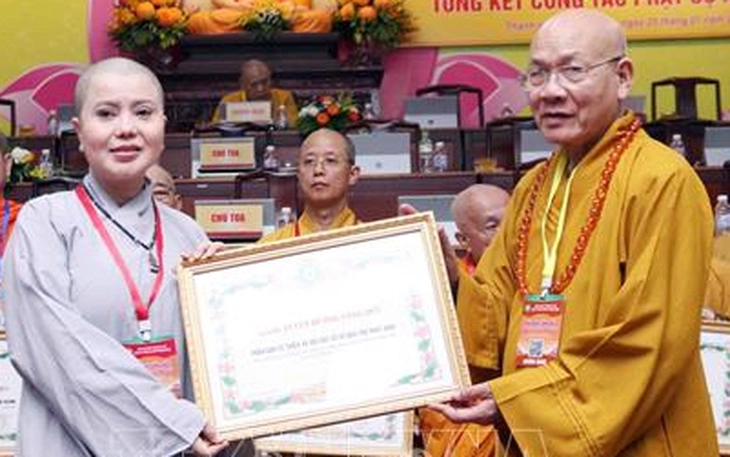 Phó bí thư Thành ủy TP.HCM Nguyễn Phước Lộc trao bằng khen cho trụ trì chùa Vĩnh Nghiêm - Ảnh 4.