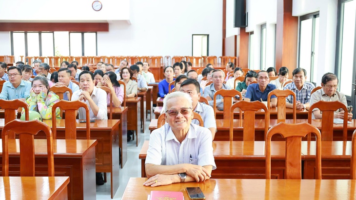 Người dân TP.HCM gửi gắm kỳ vọng qua lễ khai mạc Đại hội XIV của Đảng - Ảnh 7.