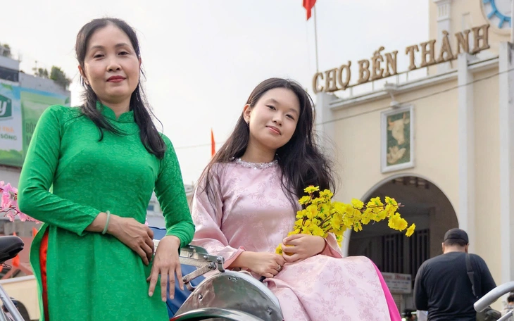 Áo dài Tết vào 'đường đua' sớm, người mua thắt chặt hầu bao - Ảnh 3.