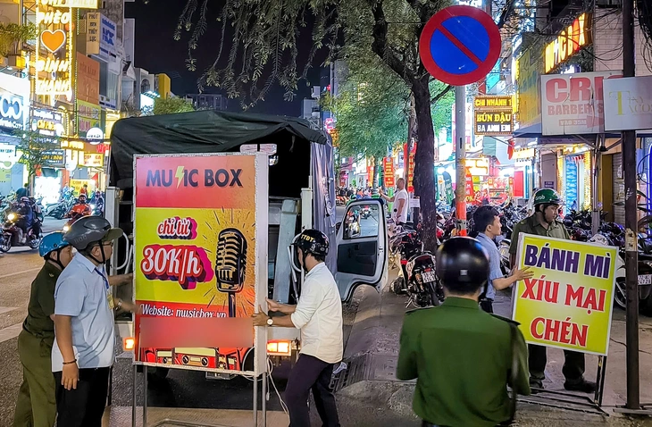 Làm nghiêm để lập lại trật tự vỉa hè - Ảnh 3.